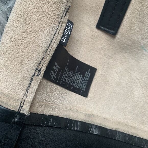 Soft, color-block Shopper Tote with concealed magnetic fastener at top. Unlined. - Picture 4 of 6